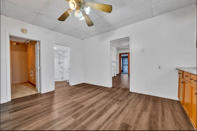 Building Photo - 419 7th St