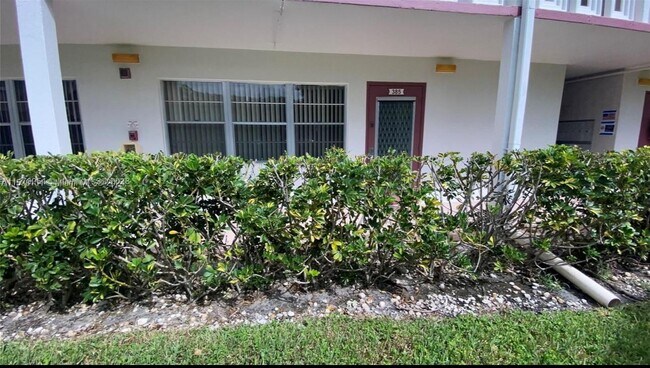 Building Photo - 385 Fanshaw J