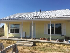 Building Photo - 300 R T Ln