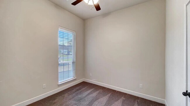Foto del edificio - JULY 2025 PRE-LEASE Gorgeous 4 Bedroom 2 B...