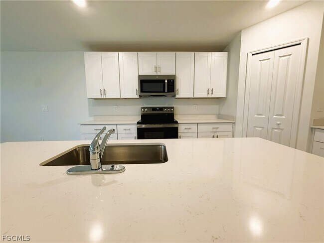 Foto del edificio - 335 Parish Dr