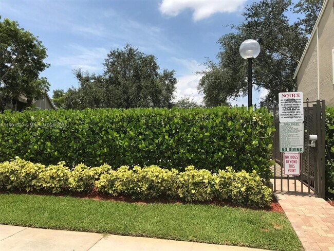 Building Photo - 9633 Riverside Dr
