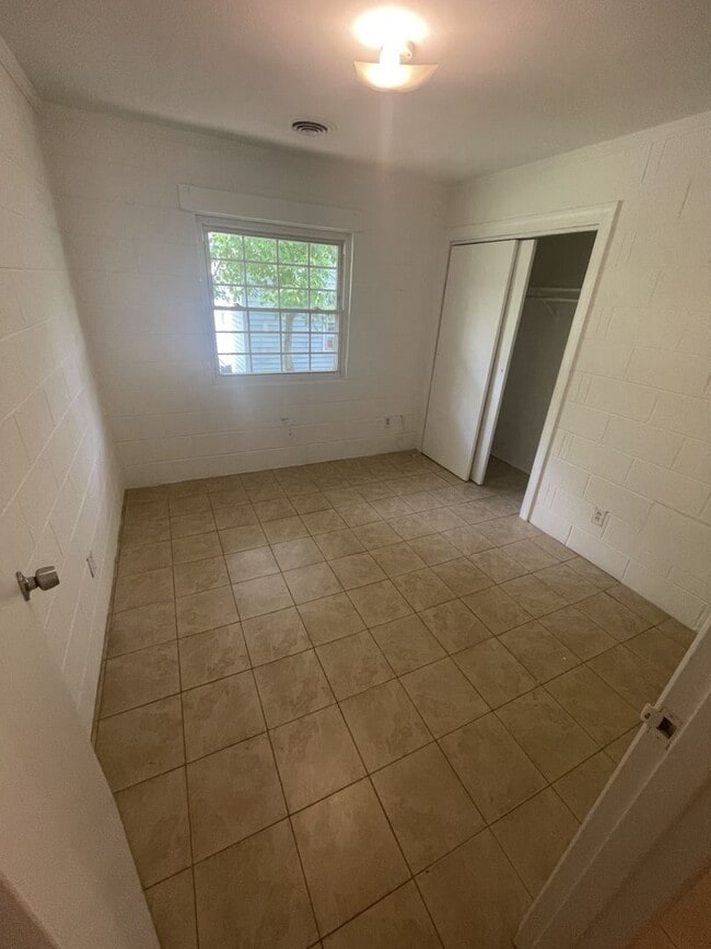Building Photo - 2 bd 1 ba duplex