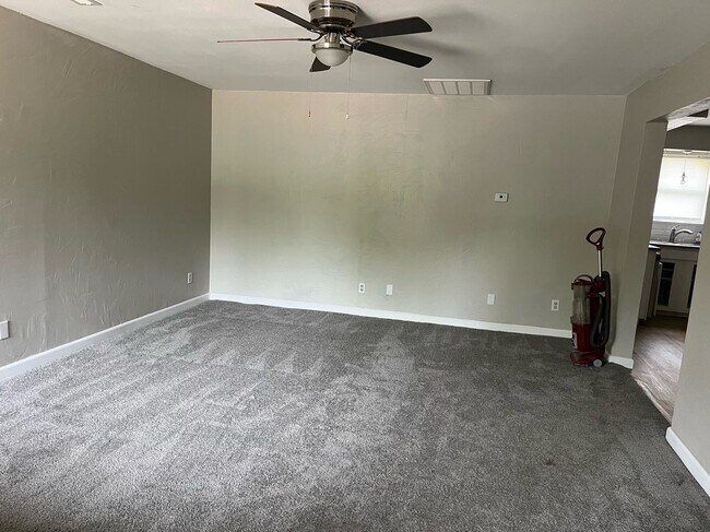 Foto del edificio - Coming Soon! West side home with 3 Beds/1.5 Baths & 2 car garage!