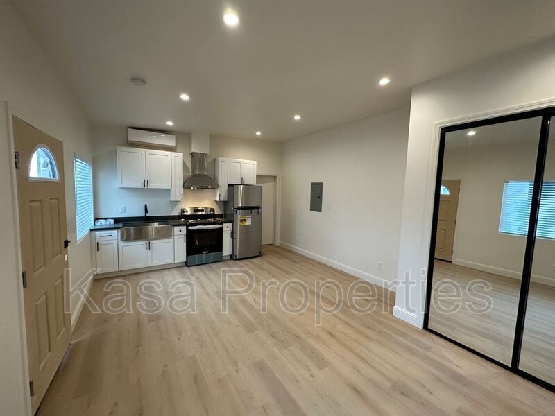 Photo - 6612 Telegraph Avenue