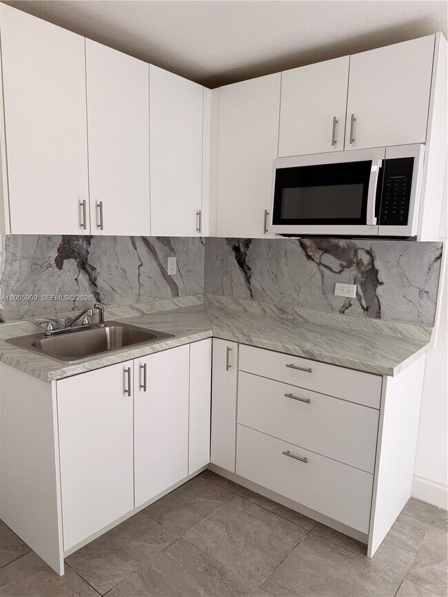 Foto del edificio - 6613 Evergreen Dr