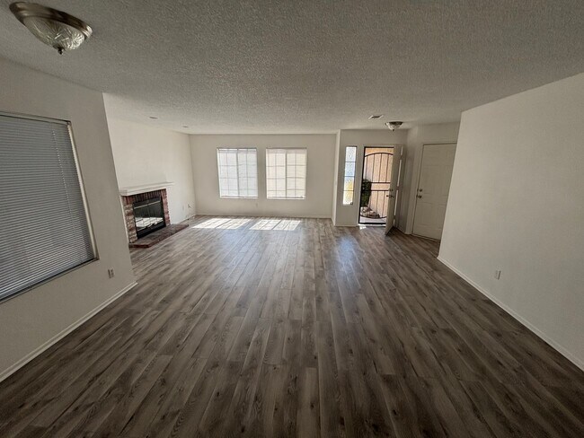 Building Photo - 3 BEDROOM 2 BATH  VICTORVILLE HOME