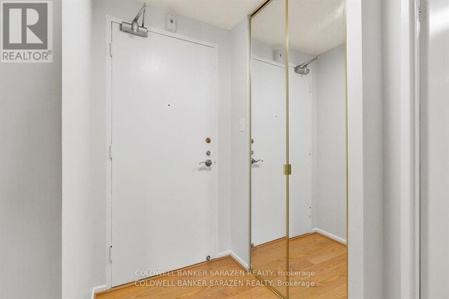 Building Photo - 1100-1100 Ambleside Dr