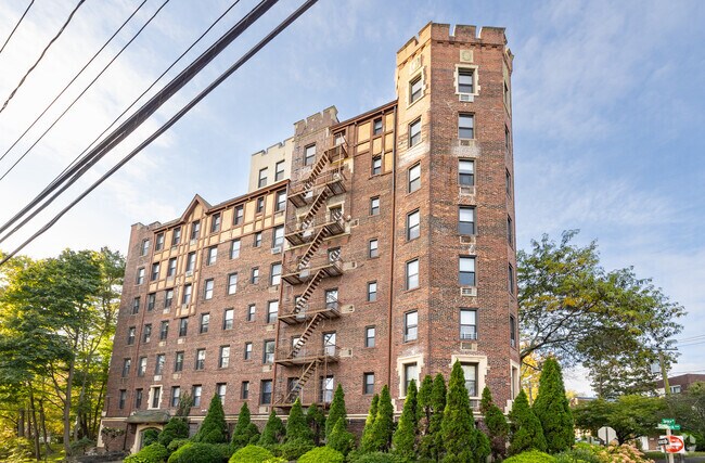 Building Photo - 2 Spruce St