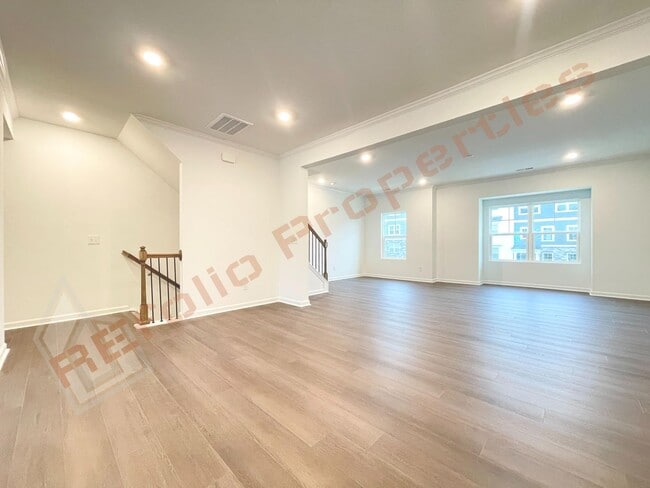 Foto del edificio - Brand New 3 Story, 4 bedroom, 3.5 bathroom Townhome Featuring a 1st floor Guest Suite, 2 Car Gara...