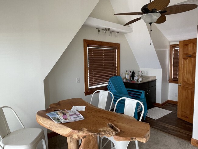 Foto del edificio - 3722 Bay Oaks Pl