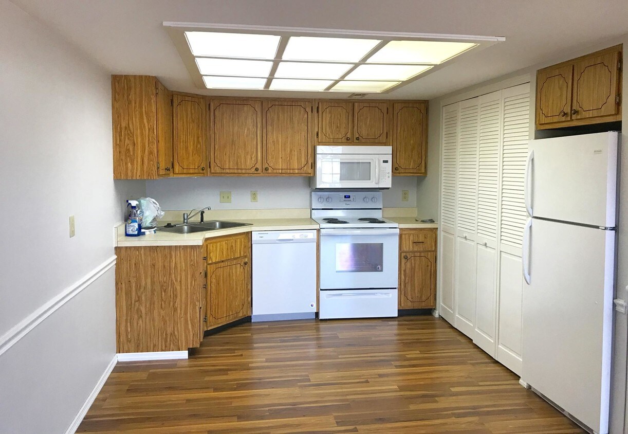 650 S Old Hwy 141 Unit I, Fenton, MO 63026 Room for Rent in Fenton