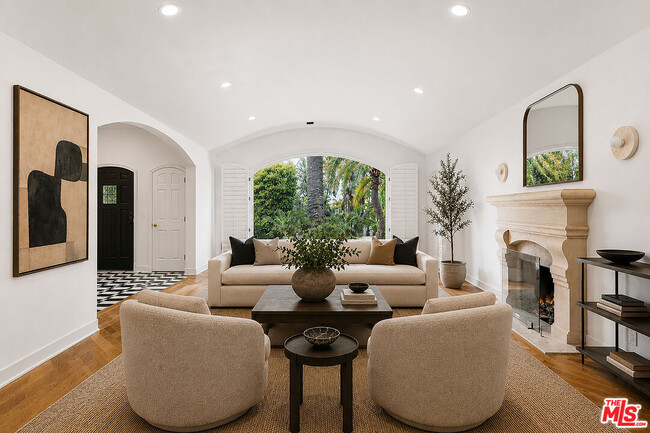 Foto del edificio - 1200 N Doheny Dr