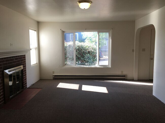 Foto del edificio - ** PRE LEASE FOR FALL** - Two Level Campus HOME