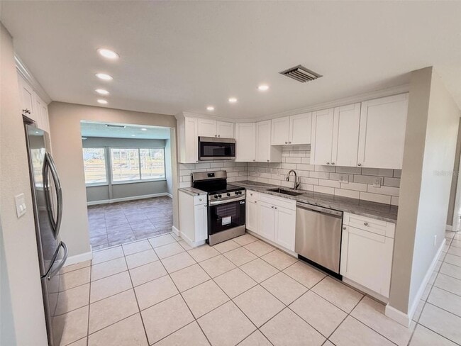 Building Photo - 818 Bayview Dr