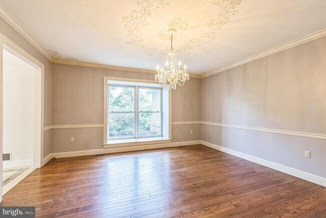 Building Photo - 1720 Honeysuckle Ln