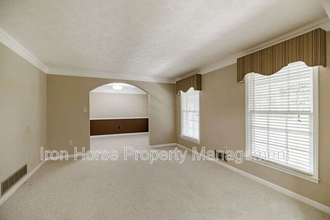 Building Photo - 1110 Maple Cir