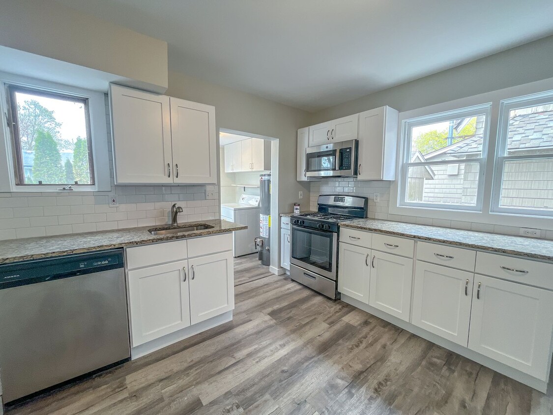 Primary Photo - Large 4-Bedroom, 1.5-Bath House with Ocean...