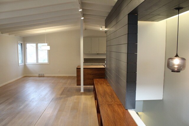 Building Photo - Updated 4 bed/2 bath Mid-Century Home - Pr...