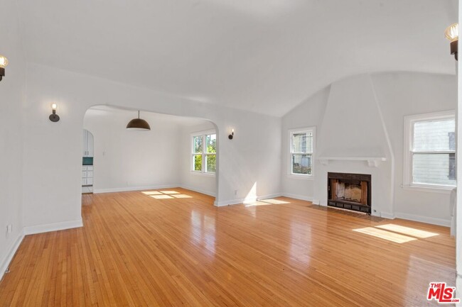 Building Photo - 5606 S Rimpau Blvd