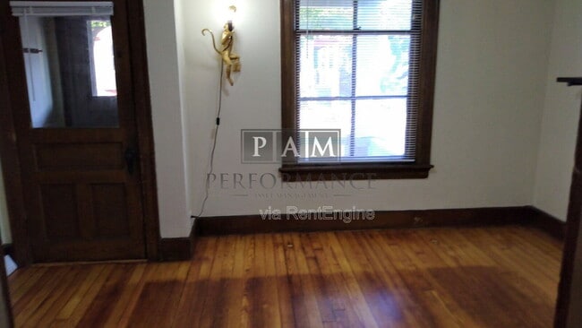 Building Photo - 902 E Chambers St