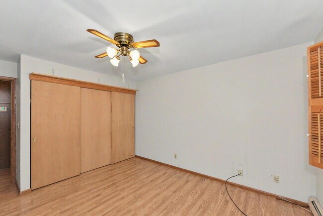 Foto del edificio - "Charming 2-Bed Condo Retreat: Comfort & Convenience in Brown Deer!"