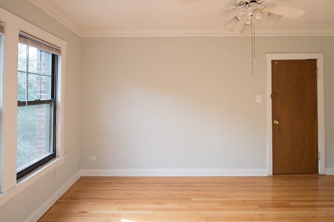 Building Photo - 3007 N Racine Ave