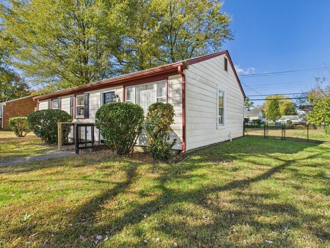 Building Photo - 2102 Brockway Ln