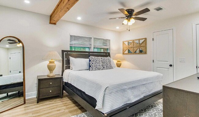 Foto del edificio - 814 W Gonzalez St