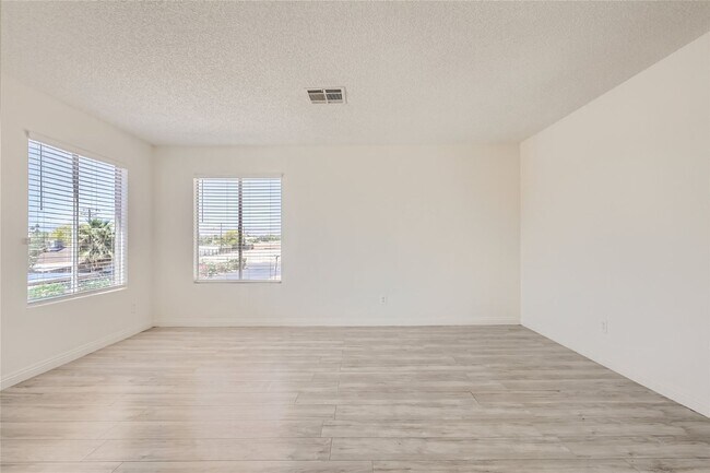 Foto del edificio - Stunning Recently Updated, 2 Bedroom Unit!