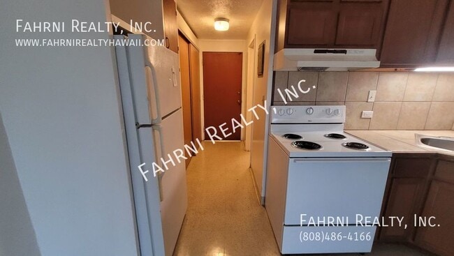 Building Photo - Spacious Studio Apartment in the Secured M...