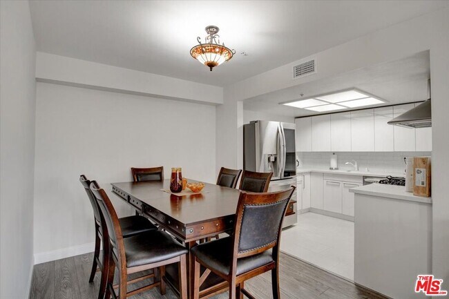 Foto del edificio - 108 W Maple St