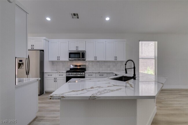 Foto del edificio - 823 Wintersweet Rd