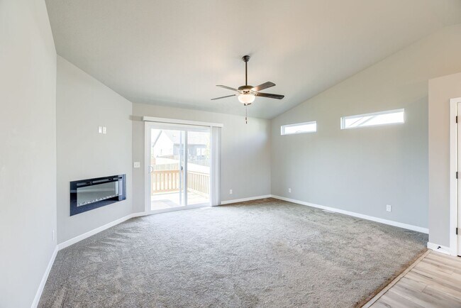 Building Photo - Newer Home with Style & Space in Growing S...