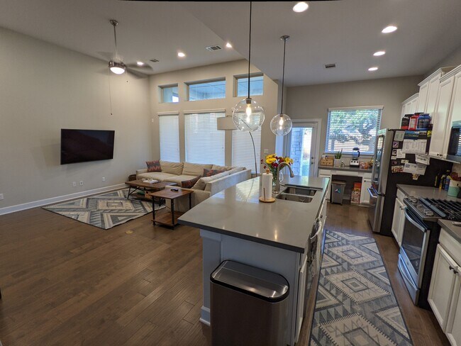 Building Photo - 15008 Cabrillo Way