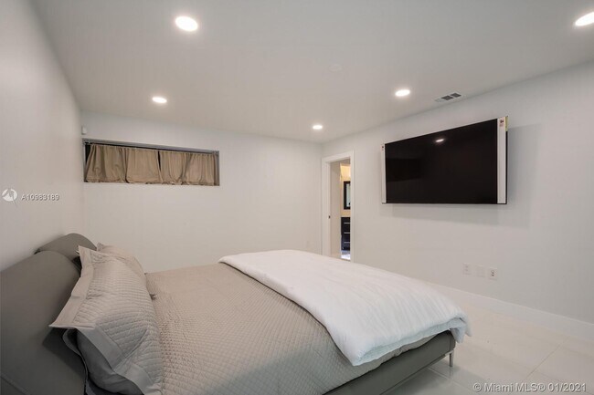 Building Photo - 2575 Tigertail Ave