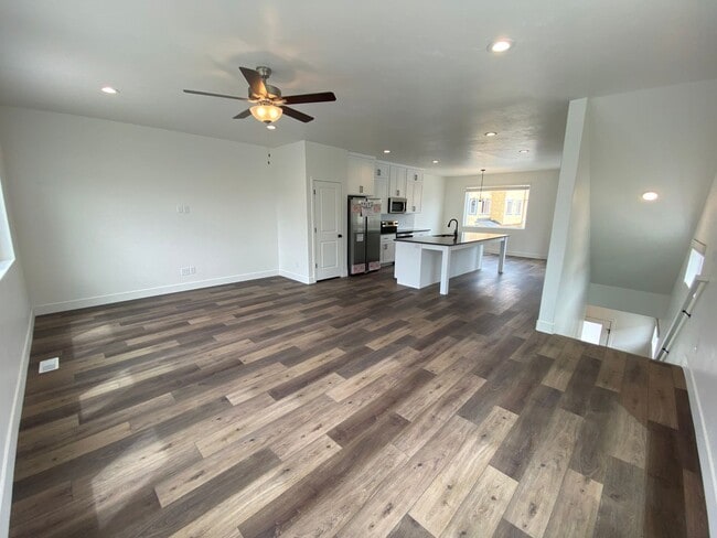 Building Photo - Beautiful Newer Rockwell Ranch Townhome (End Unit)