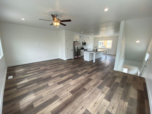 Foto del edificio - Beautiful Newer Rockwell Ranch Townhome (End Unit)