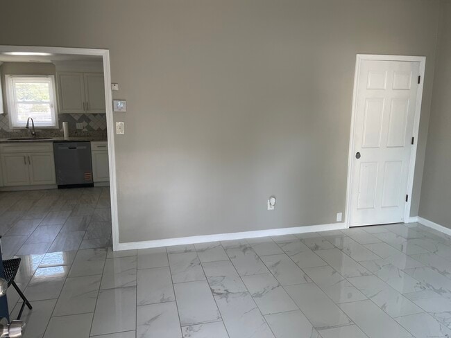 Building Photo - 8 Elm Ct