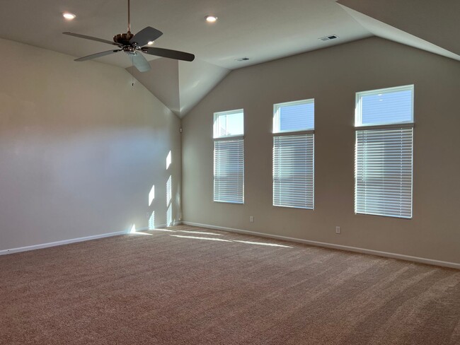 Building Photo - 3 bedroom 2 bathroom house with office- Be...