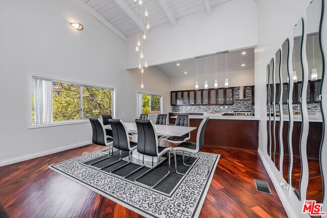 Building Photo - 9314 Sierra Mar Dr