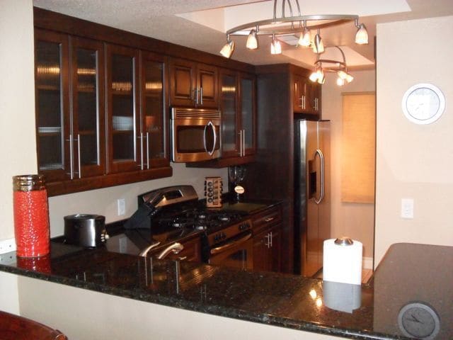 Foto del edificio - Meridian - Fully Furnished Luxury Condo w/Tennis Court & Main Pool Views.