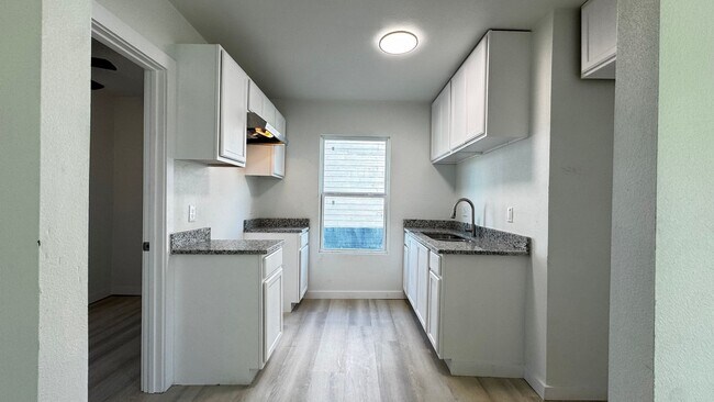 Building Photo - 2BD APARTMENT WITH WATER PAID!!