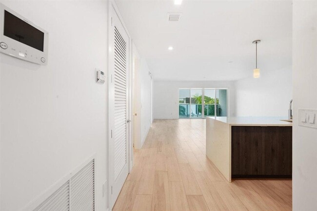 Building Photo - 1 S Palmway