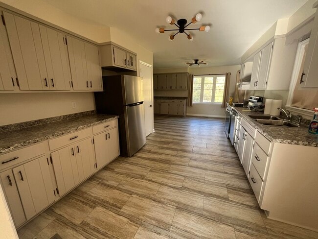 Building Photo - 2110 Broome Rd