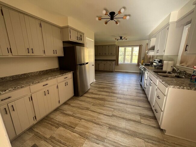 Foto del edificio - 2110 Broome Rd