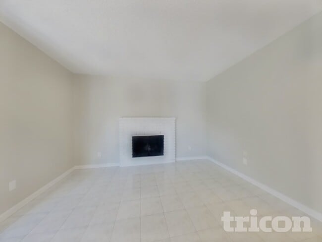 Building Photo - 405 Pirinen Ln