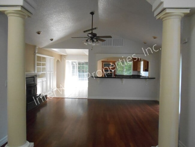 Building Photo - Large 3 Bed+ Bonus Room SW Pdx Home, Natur...