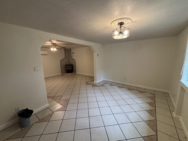 Foto del edificio - Private 3-bedroom home with fenced yard in Pollock Pines near amenities and Hwy-50!