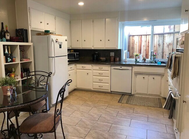 Building Photo - 1423 Village Ct